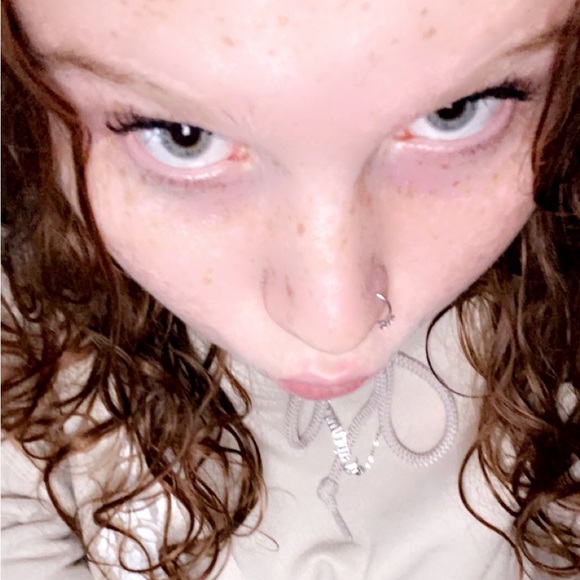 meet your posher, holly - Picture 1 of 1